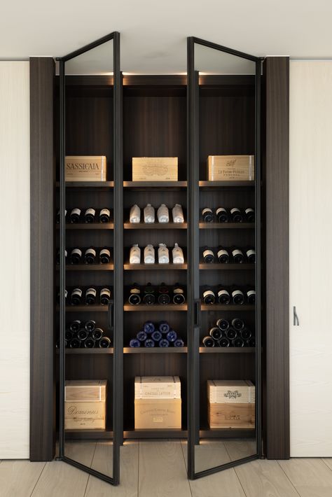 Total interior Wine Cellar Closet, Wine Cellar Wall, Wine Storage Wall, Wine Station, Wine Room Design, Coin Bar, Wine Closet, Home Wine Cellars, Wine Cellar Design