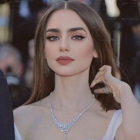 ليلي كولينز, Maquillage On Fleek, Elegantes Makeup, Makeup Pengantin, Makijaż Smokey Eye, Maquillaje Natural, Lily Collins, Girls Makeup, Pretty Makeup