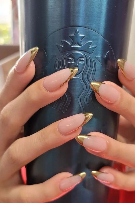 35 Cute & Trendy Gold French Tip Nails Ideas for 2024 Gold Ombre Almond Nails, Gold Tip Acrylic Nails, Gold French Tip Nails Almond, Gold Fake Nails, Gold And Silver Nails, Gold French Nails, Gold French Tip Nails, Gold Tip Nails, Gold French Tip