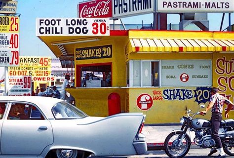 Pico and Lincoln Boulevard in Santa Monica back in 1966! Today this corner is a Starbucks. Denise Scott Brown, Visit Los Angeles, Scott Brown, Los Angeles Photography, Chili Dogs, California History, Los Angles, Vintage Los Angeles, Travel Products