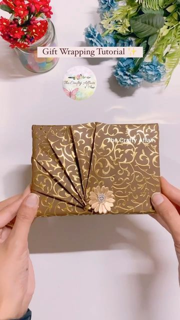 Wedding Gift Packing, Gift Packing Ideas, Creative Gift Packaging, Christmas Gift Wrapping Diy, Pretty Gift Wrapping Ideas, Gift Wrapping Tutorial, Diwali Gift Hampers, Wrapping Tutorial, Creative Wrapping