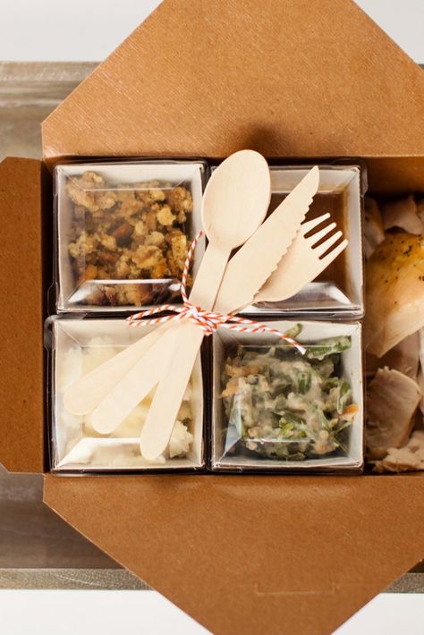 Thanksgiving Potluck, Thanksgiving Entertaining, Free Thanksgiving Printables, Thanksgiving Dinner Party, Potluck Dinner, Dinner Leftovers, Picnic Box, Thanksgiving Dinner Table, Hosting Thanksgiving