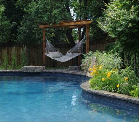 If you're looking to create a relaxation area in your patio, these Hammock "Hang-out" Ideas for your yard will intrigue you. Pergola Corner, Pool Dekor, Moderne Pools, Backyard Hammock, Corner Brackets, Outdoor Hammock, Pergola Design, Backyard Pergola, Modern Pools