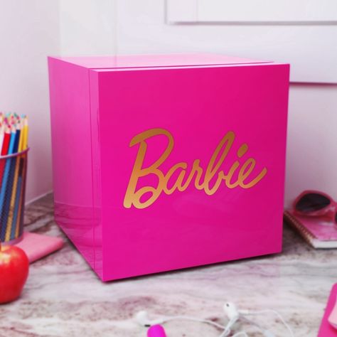 Barbie Mini Fridge Brand New Hot Pink Barbie Mini Fridge With Her Iconic Name Splashed Across The Front In Gold. Maybe Refrigerated Drinks Are Her Secret To Being Both Hot And Cool At The Same Time! Open This Thermoelectric Cooler To Grab A Chilled Soda To Enjoy While Watching Her Feature Film (Again). Stash It In Your Home Office For A Midafternoon Iced Coffee Pick-Me-Up. With The Included 12v Power Option, You Can Even Take It In Your Pink Convertible So You're Hydrated Before You Hit The Beac Barbie Office Decor, Fridge Color, Pink Mini Fridge, Barbie Merchandise, Pink Cooler, Barbie Hot Pink, Cool Mini Fridge, Hot Pink Barbie, Barbie Bedroom