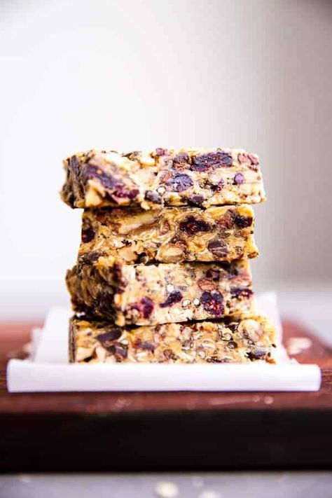 Healthy Homemade Granola Bars {Meal Prep Friendly Recipe} Healthy Easy Snacks, Healthy Homemade Granola Bars, Chewy Granola Bars Homemade, Granola Bar Recipe Healthy, Bars Recipes Healthy, Healthy Picnic Foods, Homemade Granola Bars Healthy, Healthy Homemade Granola, Breakfast Bars Healthy