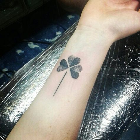 An awesome clover! #tattoo #wristtattoo #goodluck Thumbprint Tattoo, Niece Tattoo, Shamrock Tattoo, Leaf Clover Tattoo, Fingerprint Tattoos, Four Leaf Clover Tattoo, Clover Tattoo, Shamrock Tattoos, Clover Tattoos