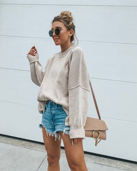 spring sweater + favorite jean shorts Comfy Ootd, Becky Hillyard, Cella Jane, Boyfriend Sweater, Blazer Outfit, Bohol, Spring Look, Stil Inspiration, Modieuze Outfits