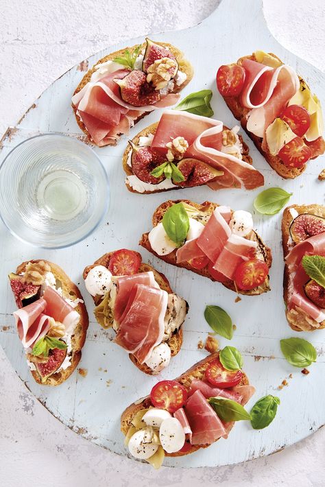 Vegan Appetizers Recipes, Cheese Vegan, Strawberry Basil, Diy Easy Recipes, Parma Ham, Bruschetta Recipe, Cashew Cheese, Vegan Appetizers, Snacks Für Party