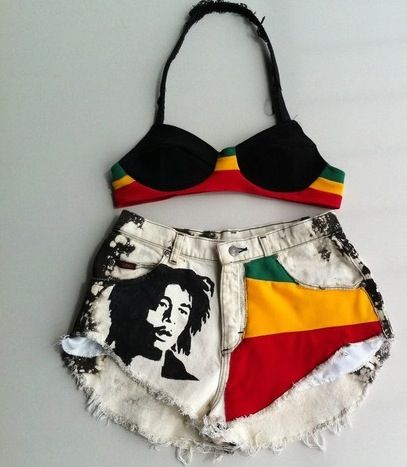 *Bob Marley* Crazy shorts. More fantastic pictures and videos of *Bob Marley* on: https://de.pinterest.com/ReggaeHeart/ Reggae Concert Outfit Ideas, Rastafarian Outfits, Reggae Outfit, Dancehall Fashion, Reggae Concert, Rasta Dress, Rasta Party, Jamaica Trip, Rasta Clothes