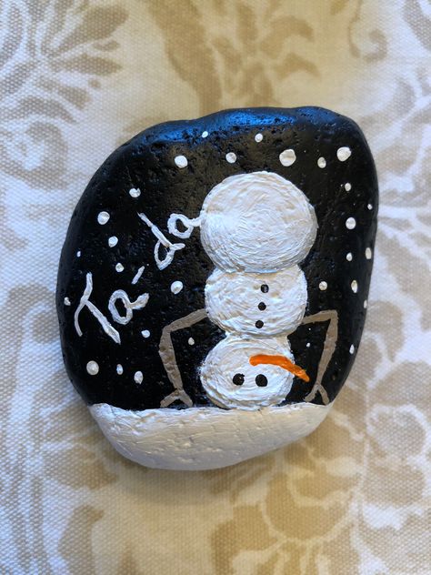 Snowman Rock Painting Ideas, Christmas Painted Rocks Ideas Easy, Snowman Painted Rocks, Winter Painted Rocks Ideas, Winter Painted Rocks, Hot Cocoa Ideas, Christmas Painted Rocks Ideas, Christmas Rock Painting Ideas Easy, Winter Rock Painting Ideas