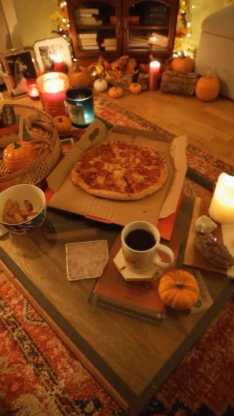 Halloween Cozy Night, Autumn Sleepover Aesthetic, Fall Activity Aesthetic, Fall Aesthetic Activities, Fall Sleepover Aesthetic, Autumn Aesthetic Cozy Home, Cozy Fall Aesthetic Home, Fall Activities Aesthetic, Fall Sleepover