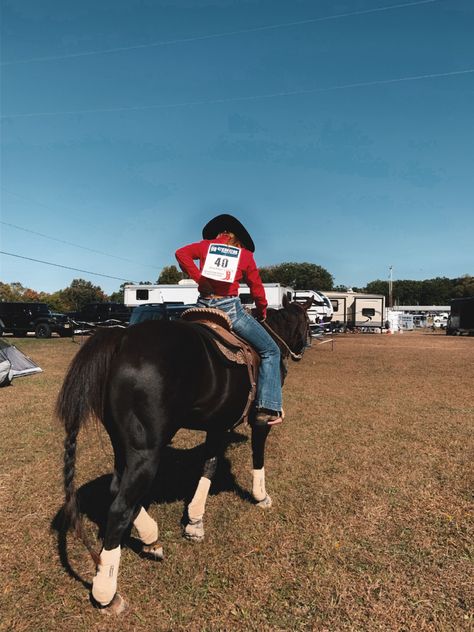 Cowgirl Rodeo Outfits Barrel Racing, Barrel Racer Aesthetic, Western Riding Outfit, Barrel Racing Aesthetic, Barrel Racing Photos, Barrel Racing Photography, Barrel Racing Outfits, Rodeo Pics, Rodeo Aesthetic