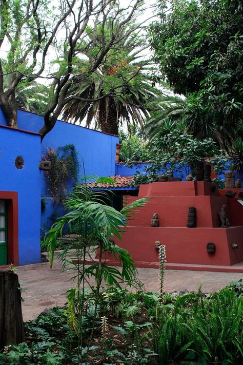 Casa Azul Museo Frida Kahlo Museum Mexico City Blue House Frida Kahlo Diego Rivera, Mexico City Travel Guide, City Bathrooms, Visiting Mexico City, Mexico Blue, Mexico City Travel, Masculine Decor, Mexico House, Adobe House