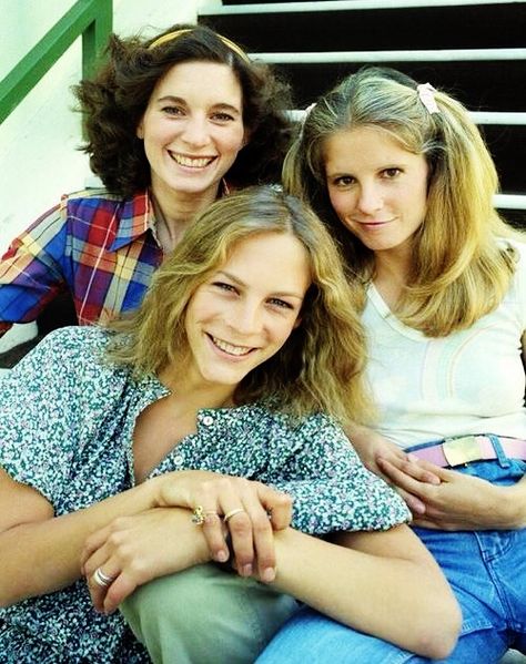 Nancy Kyes (Loomis), P. J. Soles and Jamie Lee Curtis in HALLOWEEN 1978 Nancy Loomis, Jamie Lee Curtis Young, Jamie Lee Curtis Halloween, Halloween Franchise, John Carpenter Halloween, Donald Pleasence, Halloween 1978, Halloween Iii, Halloween Film