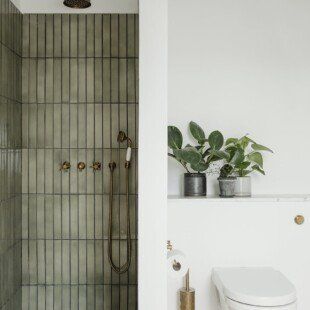 Metro Tiles Bathroom, Ensuite Bathroom Ideas, Subway Tile Design, Green Subway Tile, Taupe Kitchen, Dekorere Bad, Green Tile Bathroom, Big Bathroom, Subway Tiles Bathroom