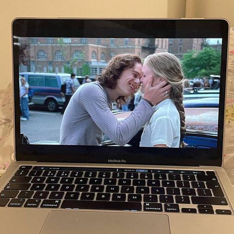 Watching Movies Aesthetic, 10 Things I Hate About You, Romance Movies, Teenage Dream, Fotografi Potret, Arctic Monkeys, Hopeless Romantic, Series Movies, Insta Story