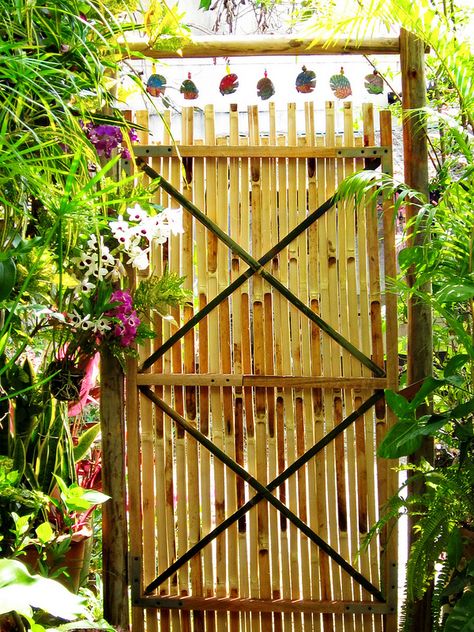 ~ Bamboo door with decoration ~ Bamboo Gate Design, Bamboo Gate, Hawaii Garden, Pin Wallpaper, Bamboo Garden Fences, Bamboo Door, Bamboo Diy, Bamboo Building, Fence Gate Design