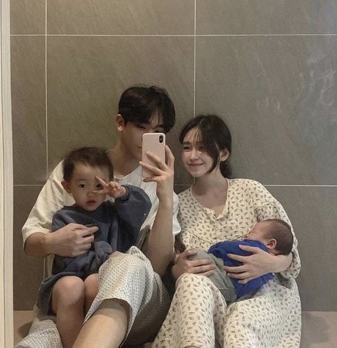 Family Aesthetic Asian, Japanese Family Aesthetic, Couple With Baby Aesthetic, Asian Family Aesthetic, Korean Family Aesthetic, Family Of 4 Aesthetic, Family Korean, Couple With Baby, Japanese Couple