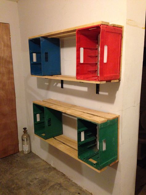 Plastic Beer Crate Ideas, Beer Crate Furniture, Beer Crate Ideas, Milk Crate Furniture, Crate Shelf, Wood Pallet Crafts, Beer Crate, Pallet Shelf, Crate Table