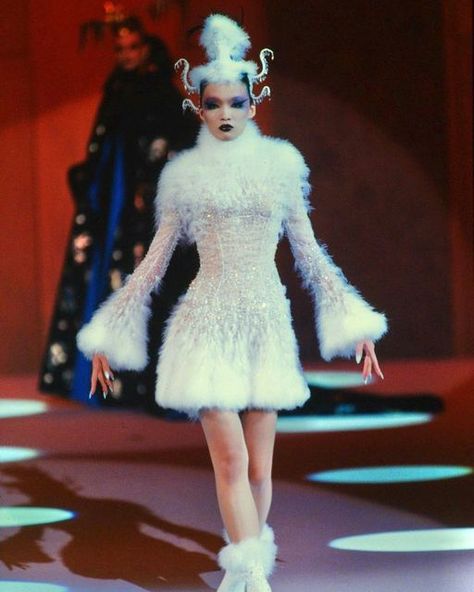 @a_fashion_tribute on Instagram: "Thierry Mugler Haute Couture Fall 1997 #thierrymugler #mugler #couture #fashion #fashionshow #fashiontribute #icon #iconic #genius #instafashion #igfashion #couturissime #instapic #picoftheday #moodoftheday #runway #fashionstyle #fashionista #instamodels #fashionmood #instagramfashion #styling #instarunway #fashionstylist #style #luxury #muglercouture #thierrymuglercouture #hautecouture #fashionblogger" Thierry Mugler Haute Couture, Mugler 90s, Mugler Couture, Haute Couture Looks, Runway Fashion Couture, Vintage Runway, Christmas Outfits Women, Beautiful Costumes, Fairytale Dress