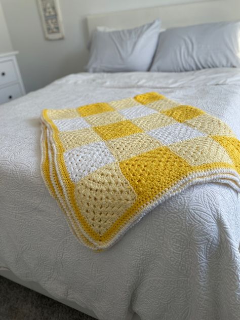 Free Crochet Blanket Designs: Stylish and Functional Home Accessories Yarn Projects Crochet, Baby Blanket Crochet Pattern Easy, Crochet Blanket Diy, Easy Crochet Animals, Crochet Blanket Designs, Easy Crochet Baby, Crochet Quilt, Checkered Print, Granny Square Blanket