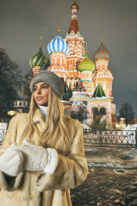 Outfits Women Winter, Winter Poses, Slavic Beauty, Old Money Outfits Women, Slavic Aesthetic, Russia Girl, Old Money Outfits, Bolshoi Theatre, Enjoy Winter