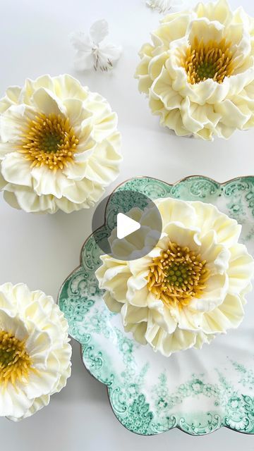 Buttercream Piped Flowers, Buttercream Peony Tutorial, Peony Buttercream Flowers, Fall Buttercream Flowers, Piping Flowers Tutorial, Buttercream Peony, Flower Piping Tips, Cake Piping Designs, Ukrasavanje Torti