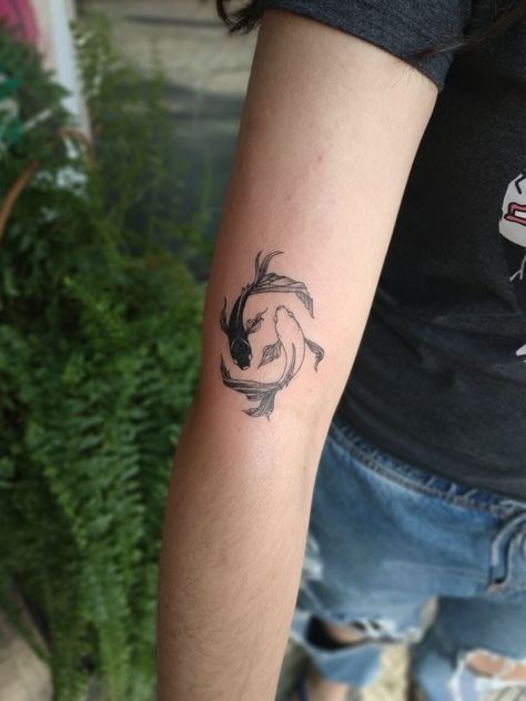 Tatto peixes ying e yang #tattoos #smalltattoos #tattoo Koi Ying Yang Tattoo, Fish Tattoo Shoulder, Koi Fish Tattoo Ying Yang, Koi Fish Ying Yang Tattoo, Ying Yang Fish Tattoo, Fish Ying Yang Tattoo, Ying Yang Koi Fish Tattoo, Ying Yang Tattoo, Pisces Tattoo