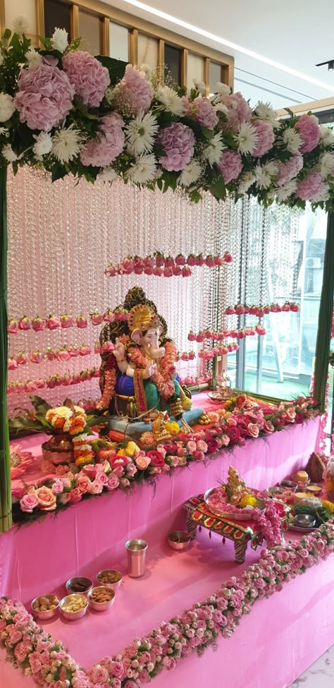 Latest Ganpati Decoration At Home, Ganesh Mandap Decoration Ideas, Ganesh Chaturthi Decoration Theme, Ganpati Mandap Decoration, Ganpati Backdrop, Gauri Decoration, Flower Decoration For Ganpati, Pooja Decoration Ideas, Ganesha Decoration