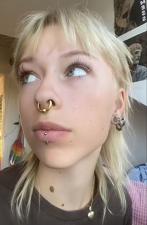 Septum And Vertical Labret, Labret Vertical, Piercing Women, Vertical Labret Piercing, Vertical Labret, Labret Piercing, Makeup Ideas, Pretty Things, Face And Body