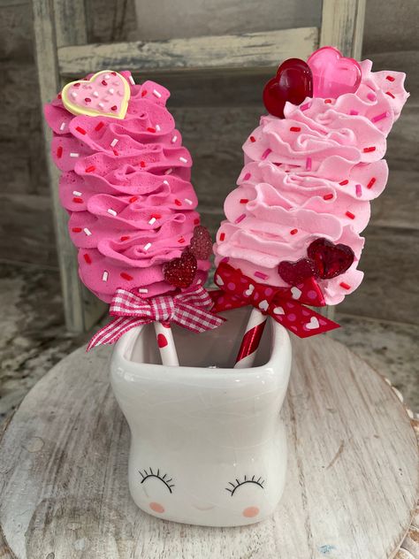 Merengue Pops, Valentines Day Baking, Food Props Diy, Valentines Day Projects, Fake Baking, Faux Desserts, Heart Lollipops, Hot Chocolate Cupcakes, Valentines Day Decoration