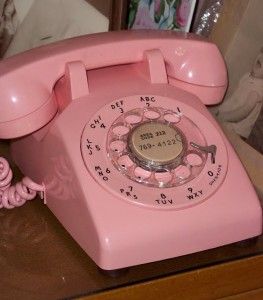 Have you ever met a person who doesn’t know who to use one of these? I sure have. Pink File, Pink Telephone, Telephone Retro, Telephone Vintage, Tout Rose, Apartment Stuff, Rotary Phone, Pink Phone, Vintage Phones