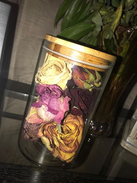 Saving Flowers From Boyfriend For Wedding, Dry Rose Bouquet, Cute Ways To Save Flowers, Save Roses Dried Flowers, What To Do With Old Flower Bouquets, How To Keep Dried Flowers, Things To Do With Dried Roses, Old Roses Diy What To Do With, Save Flowers From Boyfriend