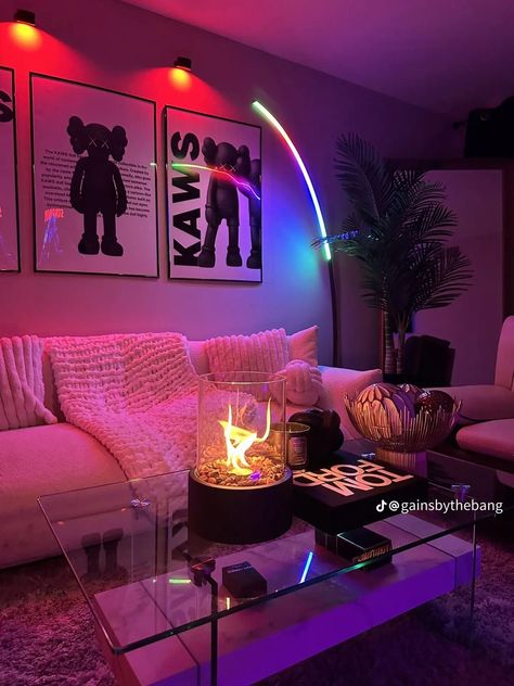 Apartment Terrace Decorating, Graphic Living Room, Futuristic Apartment Decor, Esthetic House Decor, Baddie House Decor Living Room, Cute Decor For Apartments, Living Room Decor Apartment Colorful, Cool Apartment Wall Decor, Cute Living Room Inspiration