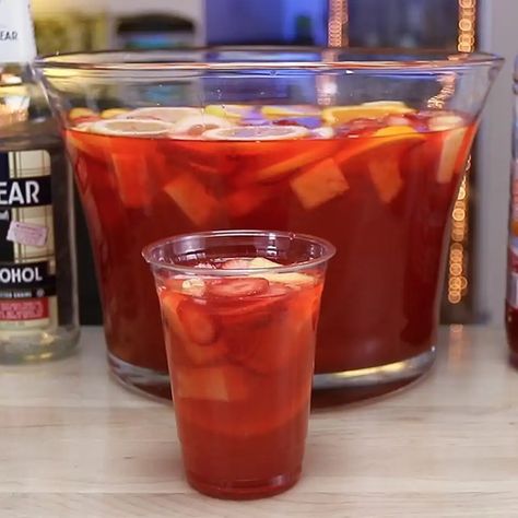 Easy Jungle Juice Recipe Cheap, Everclear Punch, Trash Can Punch Recipe, Hunch Punch Recipe, Everclear Drinks, Trash Can Punch, Hunch Punch, Birthday Punch, Sweet Drinks Recipes