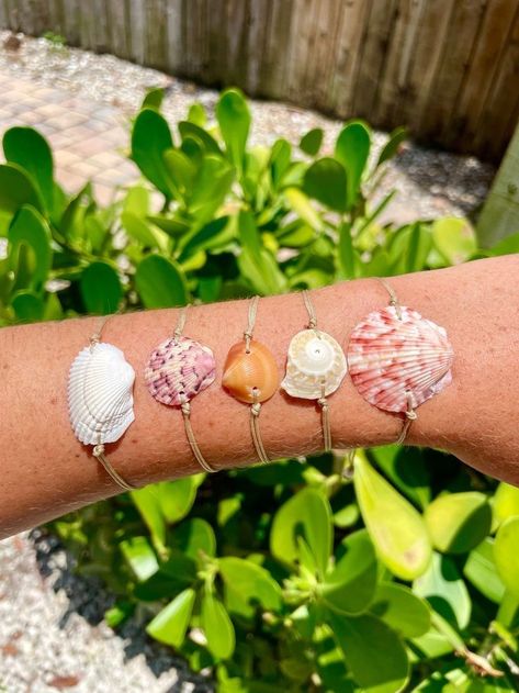 Beach Bracelets Diy, Mindful Crafts, Summer Jewelry Diy, Sea Shells Diy, Seashell Bracelet, Shells Diy, Diy Jewelry Display, Seashell Jewelry, Craft Show Ideas