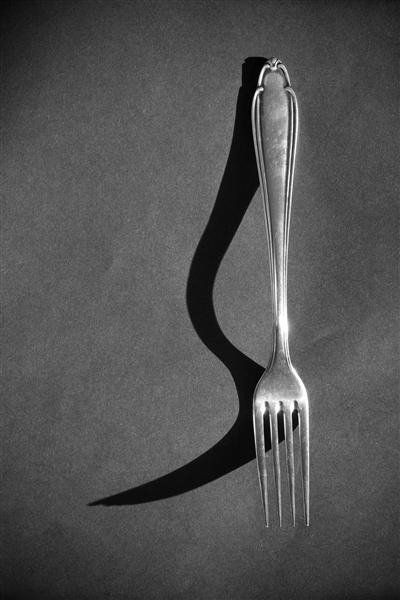 Shadows can turn an image into something completely different. The shadow of this fork makes the fork look like it's bent really bad. But it's not. High Contrast Photography Objects, Shadows In Photography, Photo Oeil, Shadows Photography, Shadow Picture, Shape Photography, Light And Shadow Photography, Shadow Ideas, Ombres Portées