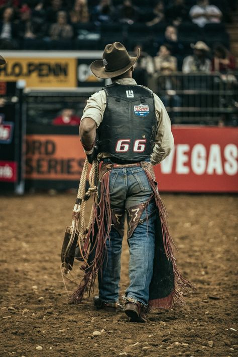 The Fearless Fashion at NYC’s Professional Bull Riders Buck Off Rider Outfit, Pbr Bull Riders, Pbr Bull Riding, Arte Cowboy, Mode Country, Estilo Cowgirl, Cowboy Photography, Rodeo Rider, Professional Bull Riders