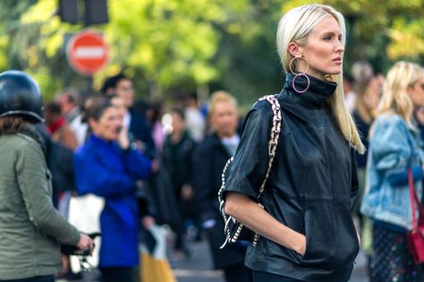 Kate Davidson Hudson Classic White Shirt, Paris Fashion Week Street Style, High Waist Fashion, Outfit Inspiration Fall, Trending Sneakers, Spring Street Style, Girls World, Street Style Inspiration, Oui Oui