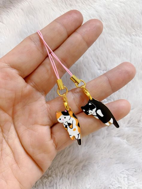 Cat Lovers Gifts Ideas, Cat Phone Charm, Black Cat Keychain, Cute Calico Cat, Cat Themed Accessories, Cat Planner, Aesthetic Keychain, Clay Keychain, Cat Background