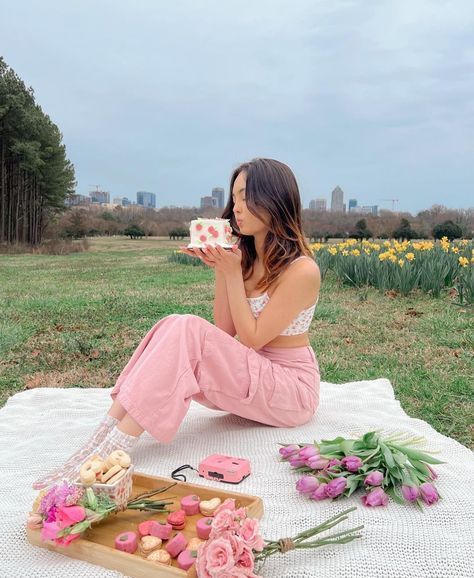 Picnic Poses Photo Ideas Aesthetic, Picnic Birthday Shoot, Pink Picnic Photoshoot, Simple Picnic Photoshoot Ideas, Birthday Photoshoot In Nature, Outdoors Birthday Photoshoot, Cake Picnic Photoshoot, Picnic Shoot Photo Ideas, 18th Birthday Photoshoot Ideas Outdoors