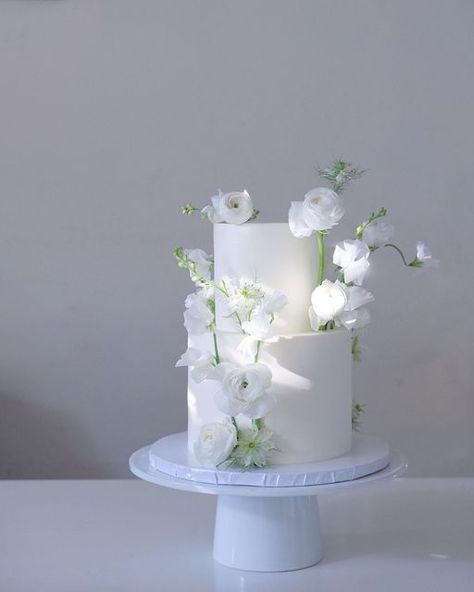 White Flowers On Cake, Wedding Cake Designs Minimalist, Wedding Cake With Tulips, Vogue Wedding Cake, White Cake With White Flowers, Cake Floral Arrangement, Classic Wedding Cake Topper, Modern Simple Wedding Cake, Simple Textured Wedding Cake