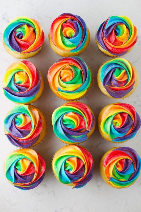 Easy Tie Dye Cake Frosting, Tie Dye Cupcake Cake, Tiedye Cupcake Frosting, Rainbow Cake Frosting Ideas, Tye Dye Icing, Rainbow Cupcakes For Girls Birthday, Multicolor Icing Piping, Rainbow Colored Cupcakes, Rainbow Decorated Cupcakes