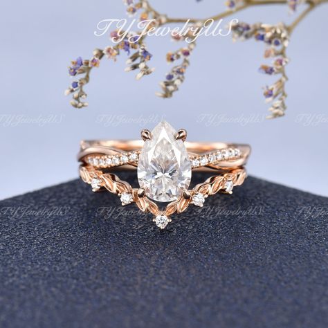 1.6CT Pear Shaped Moissanite Engagement Ring Set Woman Tear Drop Solitaire Rose Gold Bridal Set Infinity Cluster Diamond Ring Leaf Style Items Description: * Handmade, high-quality item! * Material: SOLID 14K/18K GOLD (can be made in white/rose/yellow gold) Engagement Ring: * Center stone: Moissanite, Pear shaped, 6x9mm * Weight: approx 1.6ct * Accents: Natural Diamonds, VS clarity, G color, 0.16ct Total Or Colorless Moissanites, DE color, VVS clarity * Band width approx 1.5mm Wedding Band: * Na Pear Engagement Ring With Wedding Band, Rose Gold Bridal Set, Cluster Diamond Ring, Pear Wedding Ring, Gold Bridal Set, Moissanite Engagement Ring Set, Moissanite Bridal Sets, Future Engagement Rings, Pear Shaped Engagement Rings