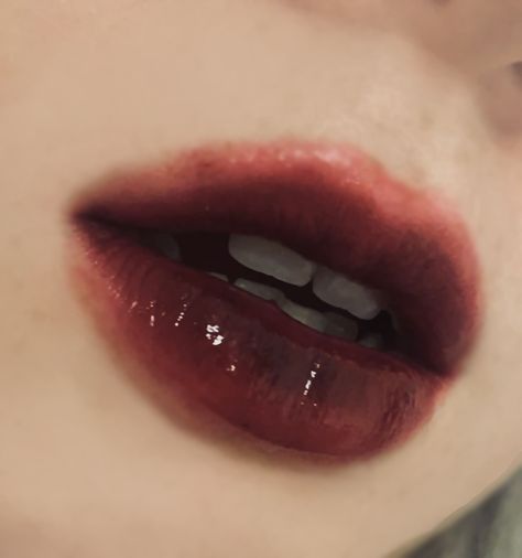 pale skin, dark red lipstick/gloss fading out Faded Lipstick Look, Vampiric Clothing, Dark Lip Look, Red Cheeks Makeup, Light Vampire Makeup, Pretty Vampire Makeup Looks, Red Makeup Looks Aesthetic, Vampiric Makeup, Blurry Lipstick