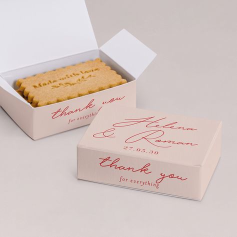 Specially designed, for 7x5cm biscuits, this box can contain up to 4. Assemble your boxes, then fill them with your personalised handmade biscuits! Share your recipe with us if you're especially proud of them.  We do not provide the biscuits, we simply make the beautiful paper boxes that match your whole wedding stationery. - Dimensions: 8 x 5,5 cm x 2,5 cm, Matte paper with an eggshell texture (280gsm) Cute Favors Ideas, Wedding Boxes Ideas, Party Favor Ideas For Wedding, Unique Wedding Gifts For Guests, Wedding Party Favours, Unique Card Box Wedding, Personalised Wedding Ideas, Useful Wedding Favors For Guests, Wedding Favor Ideas For Guests