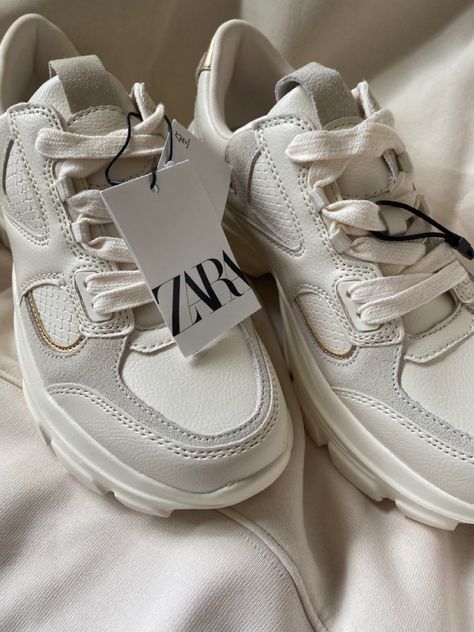 zara combination running shoes Chunky Shoes Aesthetic, Aesthetic Running Shoes, White Sneakers Aesthetic, Running Shoes Aesthetic, White Chunky Shoes, Thrifting Ideas, Chunky White Sneakers, Sneakers Zara, Curated Wardrobe