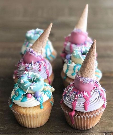 Easy Gender Reveal Cupcakes To Inspire You Gökkuşaği Pasta, Ice Cream Donut, Ice Cream Birthday Party Theme, Cupcake Ice Cream Cones, Cream Donut, Cone Cupcakes, Ice Cream Cone Cupcakes, Donut Themed Birthday Party, Donut Ice Cream