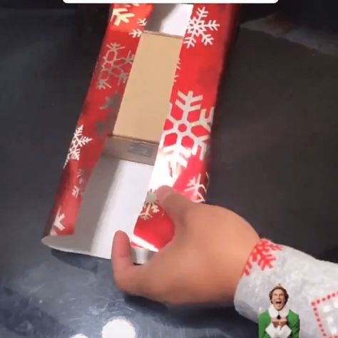 Genius hack reveals to wrap a present when you cut the piece of wrapping paper too small Extra Wrapping Paper Ideas, Cute Wrapping Ideas For Small Gifts, How To Gift Wrap Without Boxes, Gift Wrapping Techniques Odd Shapes, Wrapping Weird Shaped Presents, How To Wrap Presents Easy, Wraping The Gifts Simple, How To Wrap A Gift Card For Christmas, Easy Wrapping Presents