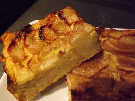 Une succulente tarte que j'ai faite une multitude de fois, j'ai changé la coupe des fruits, dans la recette initiale se sont des pommes rapées, moi je les ai coupées en lamelles et j'ai fait un mix avec des poires, un peu à ma sauce quoi! un régal fruité... Dessert Ww, Mousse Au Chocolat Torte, Dessert Leger, Weigh Watchers, Desserts Fruit, Beaux Desserts, Ww Desserts, Weight Watchers Desserts, Gourmet Treats